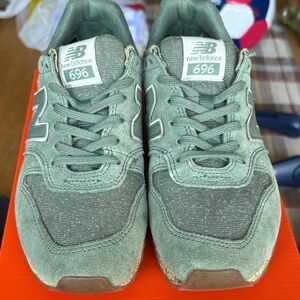 New Balance 696 Women’s Olive Sneakers